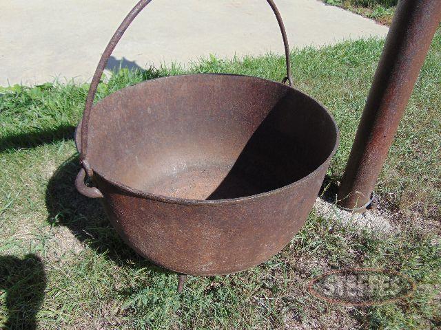 Antique cast iron cauldron, 24- dia., 14-1-2- deep _1.jpg
